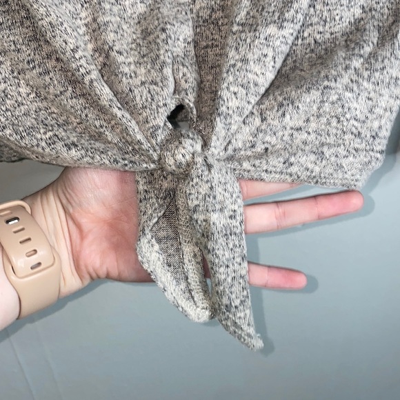 🦋Cute cream lightweight long sleeved top! - Picture 3 of 8